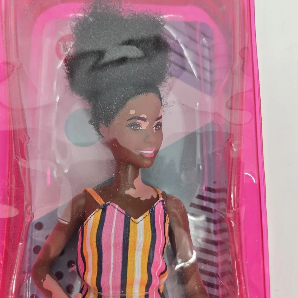 Mattel - Barbie FASHIONISTAS DOLL #135 (Vitiligo, Curly Brunette Hair) GYG08